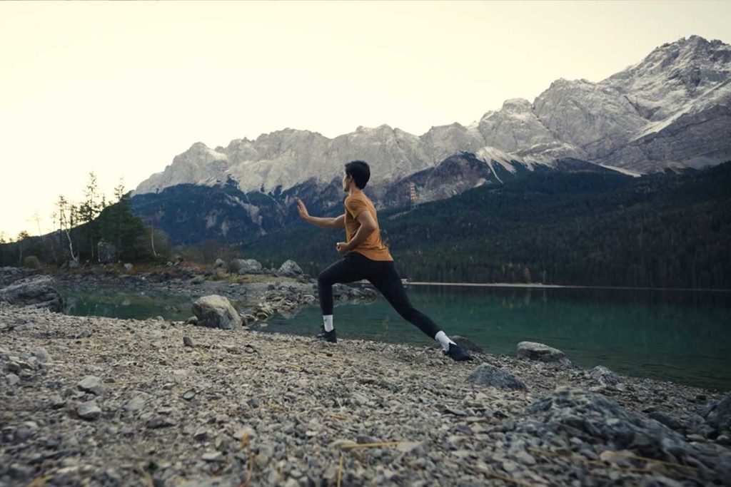 Kampfsport Pose vor dem Eibsee